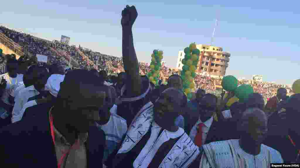 Des milliers de supporters ont fait le déplacement pour écouter le candidat Zéphirin Diabré, de l’Union pour le progrès et le changement (UPC). M. Diabré est l’un des deux favoris de la présidentielle du 29 novembre. Ouagadougou, 25 novembre 2015. (VOA/Bagassi Koura)