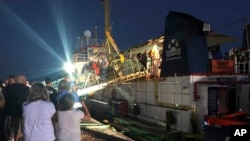 Brod "Morska straža" pristaje u luci Lampeduza, 29. juna 2019. Četrdeset migranata se iskrcalo na italijanskom ostrvu nakon što je kapetan nemačkog humanitarnog broda koji ih je spasao pristao u Lampeduzu bez dozvole italijanskih vlasti.