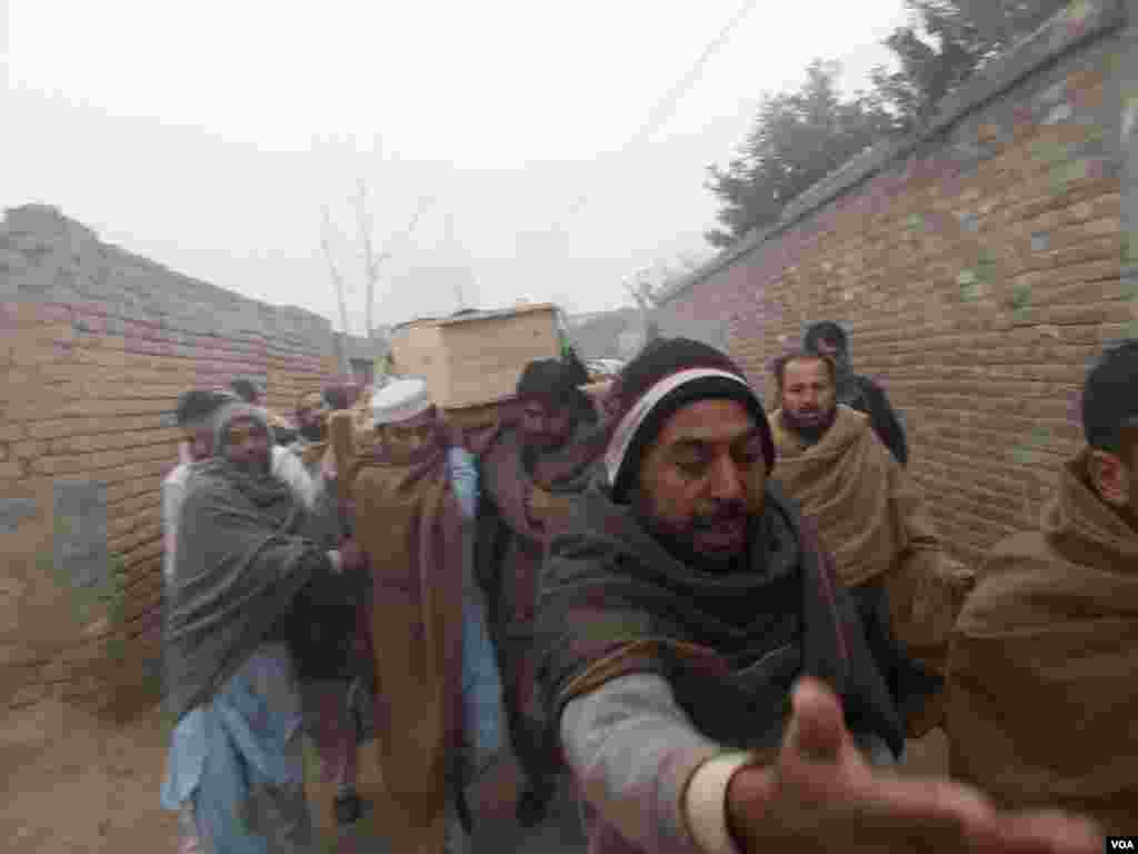 Pakistani mourners bury their dead, over 140 people, most of them children, killed in the Taliban massacre at a school in the country's northwest in the deadliest and most horrific attack in years, Peshawar, Pakistan, Dec. 17, 2014. (VOA)