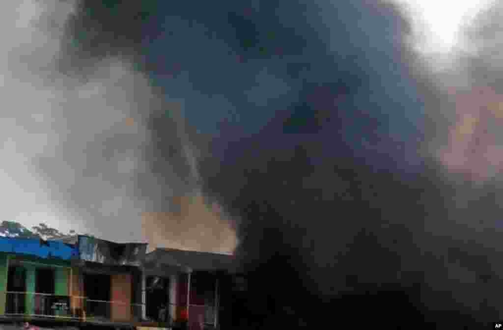 Hayaki ya turnuke samaniya, bayan fashewar tagwayen boma-bomai a tashar motar Bus da aka fi sani da “taminos” a birnin Jos, dake Jihar Filato a Najeriya, Talata Mayu 20, 2014.