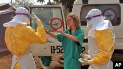 Petugas kesehatan menyiapkan tempat perawatan khusus bagi penderita ebola di Guinea (foto: dok). 