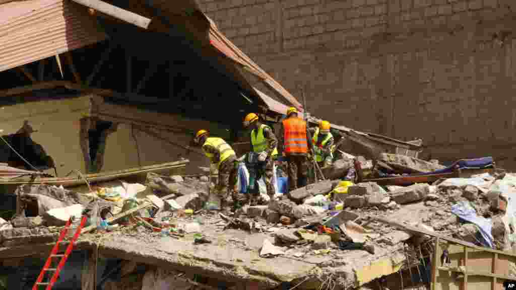 Les secours sur le site de l'effondrement au Kenya, le 13 juin 2017.