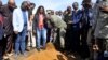 Le président du Liberia, George Weah, donne le coup d'envoi de la construction d'un hopital militaire, près de Morovia, le 26 mars 2018.