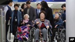 Mantan perempuan penghibur Korea Selatan, Lee Yong-soo (tengah), Lee Ok-seon dan Gil Won-ok, (kanan), meninggalkan Pengadilan Distrik Pusat Seoul di Seoul, Korea Selatan, 13 Desember 2019. (Foto: dok).