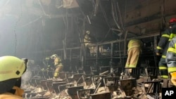 ARCHIVO - En esta imagen del 23 de marzo de 2024, rescatistas trabajan en el interior del Crocus City Hall, en Moscú, un día después de un ataque reivindicado por el grupo Estado Islámico. [Servicio de prensa del Ministerio de Emergencias de Rusia vía AP]

