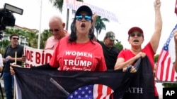 Los partidarios del expresidente Donald Trump se reúnen en su resort Trump National Doral, el 12 de junio de 2023 en Doral, Florida.