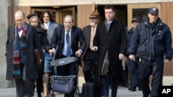 Harvey Weinstein quittant le palais de justice lors des délibérations du jury, 21 février 2020, New York. (Photo AP/ Mary Altaffer)