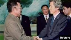 지난 2002년 9월 17일, 고이즈미 준이치로 당시 일본 총리(오른쪽)와 김정일 북한 국방위원장이 평양에서 정상회담을 갖고, 국교 정상화에 합의했다.