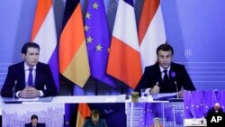 Francuski predsednik Emanuel Makron, desno, i kancelar Austrije Sebastijan Kurc, učestvuju preko videolinka na konferenciji u Evropskom savetu u Briselu, 10. novembra 2020.