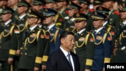 ប្រធានាធិបតីចិនលោក Xi Jinping ក្នុងអំឡុងពិធីមួយមុនពិធីបុណ្យជាតិរបស់ចិន នៅទីលាន Tiananmen ក្នុងទីក្រុងប៉េកាំង ប្រទេសចិន កាលពីថ្ងៃទី ៣០ ខែកញ្ញា ឆ្នាំ ២០២៣។ 