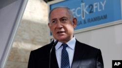 ARHIVA - Premijer Izraela Benjamin Netanjahu u poseti novoj laboratoriji za koronavirus na Međunarodnom aerodromu Ben-Gurion u Tel Avivu (Foto: AP)
