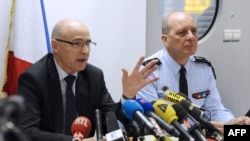 Le procureur français de Marseille Brice Robin, avec à ses côtés le général David Galtier (G), parle à la presse le 26 Mars, 2015 à l'aéroport de Marignane près de la ville méridionale française de Marseille.
