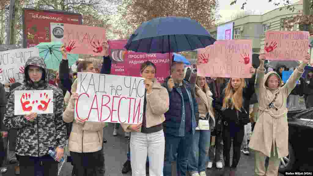U okviru akcije "Zastani Srbijo" studenti Fakulteta organizacionih nauka i Fakulteta političkih nauka zajedno su blokirali Bulevar Oslobođenja u Beogradu (foto: Glas Amerike / Stefan Miljuš)