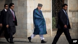 Afg'oniston prezidenti Hamid Karzay tan soqchilari bilan, 15-oktabr, 2013-yil.
