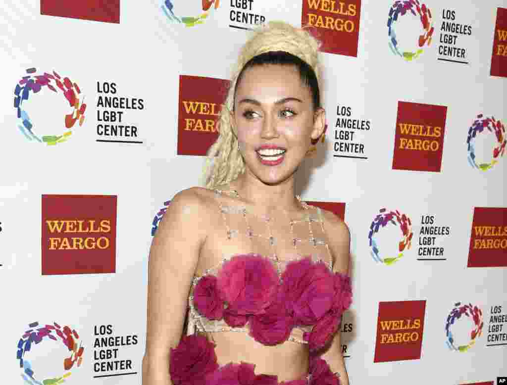 歌手和演员麦莉·希拉(Miley Cyrus) 在洛杉矶(2015年)。她参加了在曼彻斯特举行的慈善音乐会。她曾经主演过美国迪斯尼公司出品的青少年电视情景喜剧《孟汉娜》