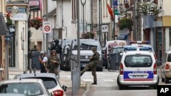 Des soldats français patrouillent près de l’église où deux égorgé un prêtre et pris quelques personnes en otage en pleine messe, à Saint-Etienne-du-Rouvray, Normandie, France, 26 juillet, 2016. (AP Photo / Francois Mori)