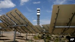 Plantas de CSP consisten en miles de espejos que reflejan la luz solar en una torre central cubierta de un material que absorbe la luz. 