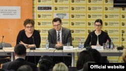 Predstavnici CRTA-e, Tamara Skroza (levo) i Raša Nedeljkov. (Foto: Medijacentar Beograd)