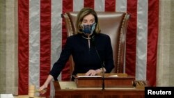 Ketua DPR AS Nancy Pelosi memimpin sidang pemungutan suara di DPR AS untuk memakzulkan Presiden Donald Trump di Gedung Capitol, Rabu (13/1). 