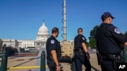 Agentes de los cuerpos de seguridad del Capitolio en Washington DC se preparan para una manifestación prevista para el próximo 18 de septiembre de 2021 en favor de los acusados y detenidos por el asalto a la sede del Legislativo el 6 de enero del año en curso.