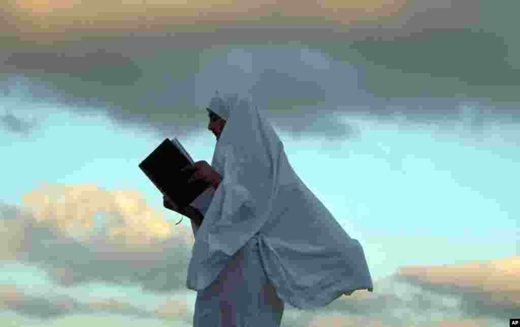Seorang gadis Palestina membaca Al-Quran pada awal bulan Sha'ban di Nablus, Tepi Barat.
