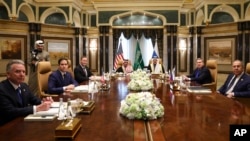 Američki, saudijski i ruski zvaničnici sastaju se u palači Diriyah, u Rijadu, Saudijska Arabija, 18. februara 2025. Drugi lijevo je američki državni sekretar Marko Rubio, a ruski ministar vanjskih poslova Sergej Lavrov desno.