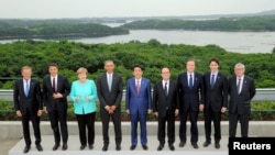 ( A partir de la guache)Le Président du Conseil européen Donald Tusk , Le Premier ministre italien Matteo Renzi , la chancelière allemande Angela Merkel, le président américain Barack Obama , le Premier ministre japonais Shinzo Abe , le président français François Hollande , le Premier ministre britannique David Cameron , le Premier ministre canadien Justin Trudeau et le Président de la Commission européenne Jean- Claude Juncker posent pour la photo de famille lors de la première journée de la réunion du Groupe des Sept (G7 ) à Ise Shima , Japon , le 26 mai 2016. REUTERS / Pool JAPAN 