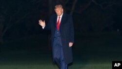 El presidente de EE.UU., Donald Trump, llega a la Casa Blanca en Washington, el jueves, 1 de octubre de 2020.