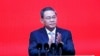 ARCHIVO: Una pantalla gigante muestra imágenes transmitidas en vivo del primer ministro chino, Li Qiang, pronunciando un discurso en la ceremonia de apertura del Foro de Desarrollo de China (FDC) 2024, en Beijing, China, el 24 de marzo de 2024. REUTERS/Jing Xu/