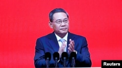 ARCHIVO: Una pantalla gigante muestra imágenes transmitidas en vivo del primer ministro chino, Li Qiang, pronunciando un discurso en la ceremonia de apertura del Foro de Desarrollo de China (FDC) 2024, en Beijing, China, el 24 de marzo de 2024. REUTERS/Jing Xu/