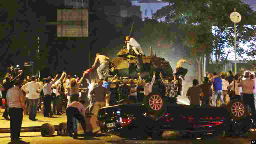 Quelques personnes barrent la route aux véhicules militaires blindés à Ankara, Turquie, 16 juillet 2016. 