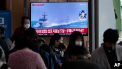 Una pantalla de televisión en una estación de trenes de Seúl, Corea del Sur, muestra imágenes de un noticiero sobre incidentes marítimos con Corea del Norte, el 24 de octubre de 2022.