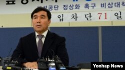 유창근 개성공단정상화촉구 비상대책위원회 대변인이 12일 서울 사무실에서 남북당국회담 무산에 따른 입장발표를 하고 있다.