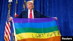 川普在一個競選總統的集會上手舉“同性戀、變性及雙性人(LGBT)支持川普”的旗幟