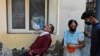 Petugas medis melakukan tes swab COVID-19 terhadap warga di New Delhi, India (5/9).
