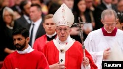 El papa Francisco es visto a la salida de la misa del domingo, 20 de mayo, de 2018, en la Basílica de San Pedro, en el Vaticano.