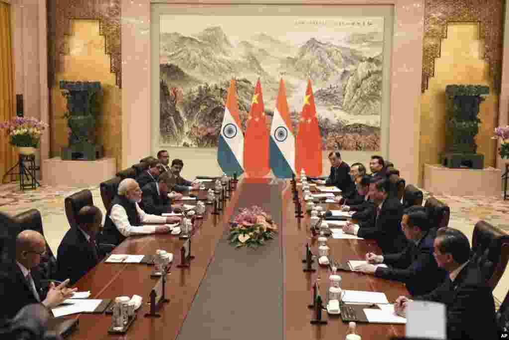2018年4月27日,中国国家主席习近平等高官和印度总理莫迪等代表团成员在武汉举行交谈(印度新闻局通过路透社发布的照片)。议题包括中印去年6月因中方修路而在洞朗边境发生军事对峙,以及巴基斯坦与中国的关系等等。中国的“一带一路”倡议涉及印度和巴基斯坦有争议的克什米尔地区,印度因此对该倡议深感不安。中国外交部副部长孔铉佑表示,中国不会强迫印度接受“一带一路”。