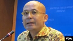Juru bicara Kementerian Luar Negeri Arrmanatha Nasir dalam jumpa pers di kantornya di Jakarta hari Kamis, 23/2. (VOA/ Fathiyah Wardah) 