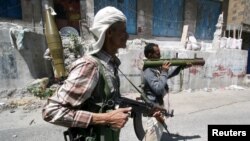 Anggota Komite Pertahanan Populer mengambil posisi dalam bentrokan dengan pemberontak Houthi di kota Taiz, Yaman barat daya (21/4).