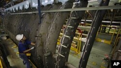 Suasana di sebuah pabrik di Nagoya milik Mitsubishi Heavy Industries, perusahaan Jepang yang kemungkinan menghadapi pencurian desain kapal selam dan rudal. 