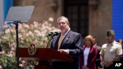 ARCHIVO - El presidente guatemalteco, Bernardo Arévalo, habla durante un evento que marca los primeros 100 días de su administración frente al Ministerio del Interior en la Ciudad de Guatemala, el 23 de abril de 2024. 