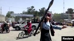 Wani dan Taliban rike da makami a birnin Kabul REUTERS TV/via REUTERS