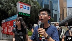 Les activistes prodémocratie, Agnes Chow, à gauche, et Joshua Wong, à droite, Hong Kong, le 21 juin 2019. 