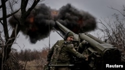 Украинский артиллерист ведет огонь. Ноябрь 2024 г. (архивное фото)