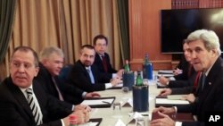 Menteri Luar Negeri Rusia Sergey Lavrov (kiri) bertemu dengan Menteri Luar Negeri AS John Kerry (kanan) di sela-sela KTT Dialog Mediterania di Roma (2/12). 