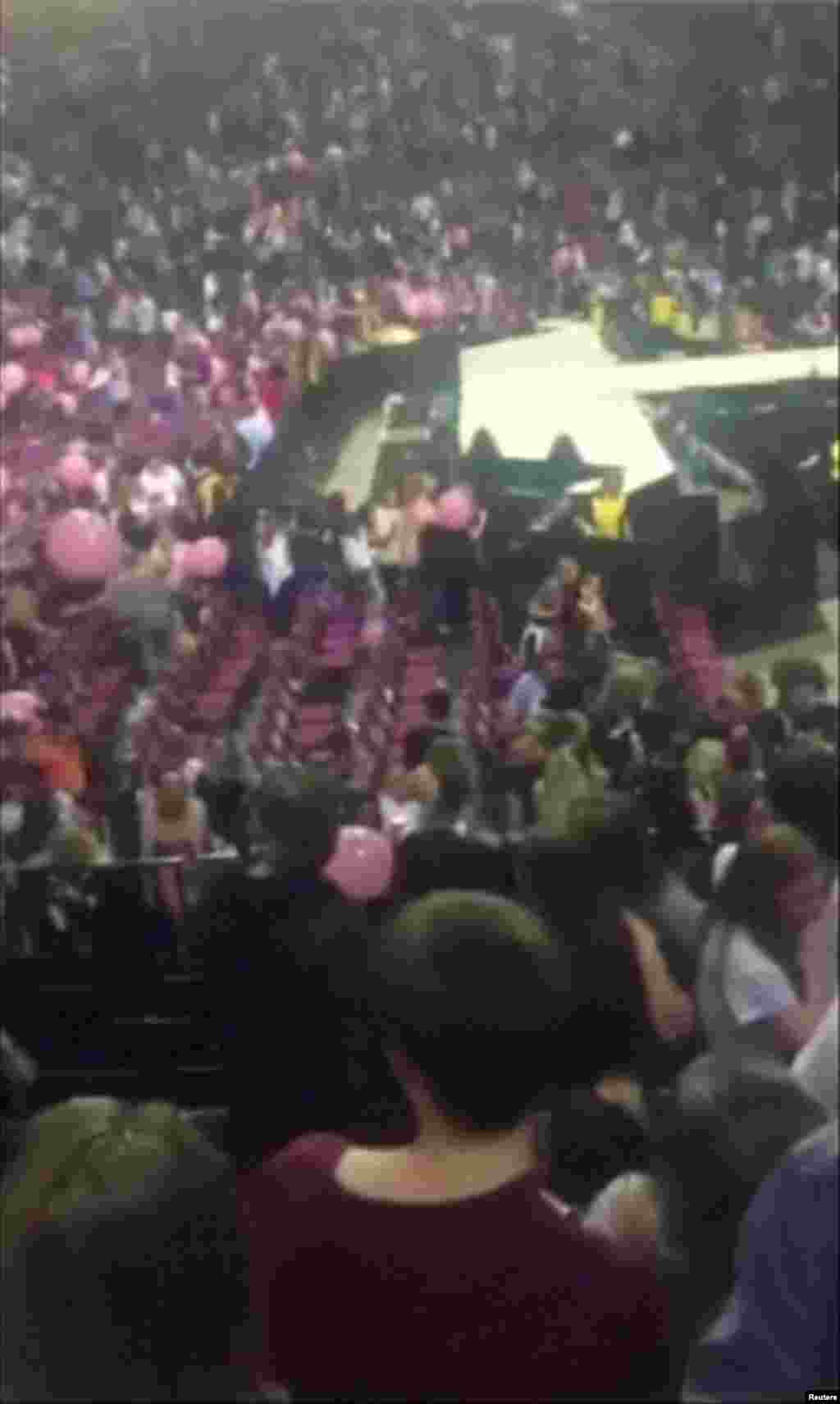 Image prise dans une vidéo montrant les gens fuir la Manchester Arena à Manchester, en Grande-Bretagne, le 22 mai 2017.
