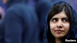 La ganadora del Premio Noble de la Paz, Malala Yousafzai, de Pakistán, habla con los medios de comunicación en Londres. Foto archivo, mayo 2019.