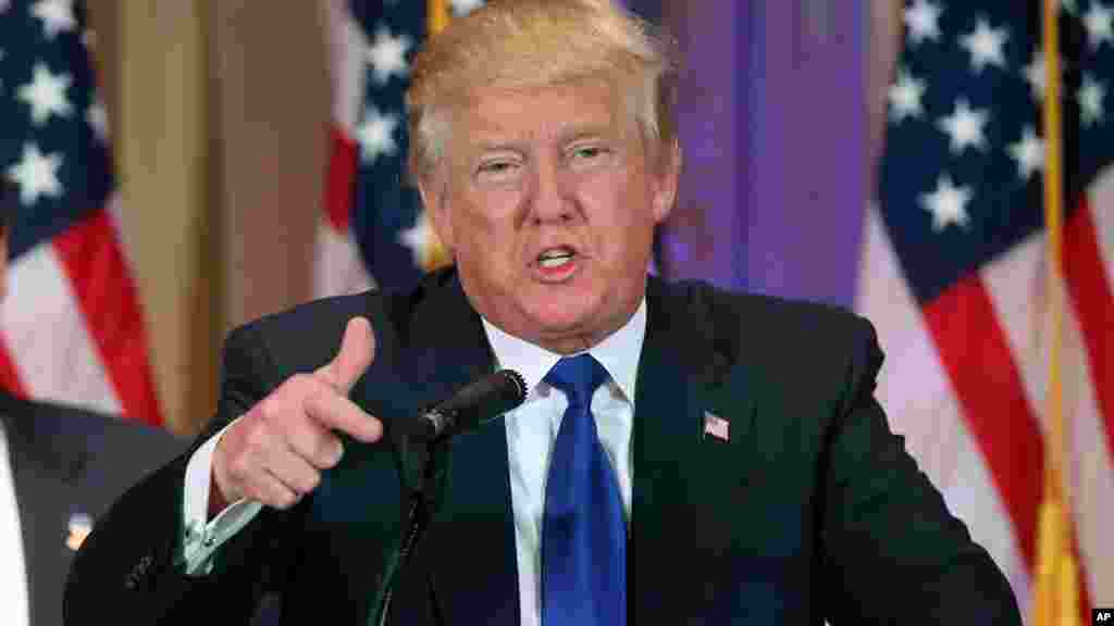 Donald Trump. républicain, félicite ses partisans de leur soutien au cours de la soirée électorale des primaires du "Super mardi" à Palm Beach, Floride., 1er mars 2016.