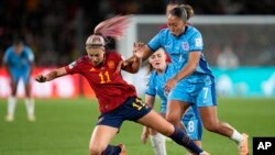 La española Alexia Putellas recibe una falta de la inglesa Lauren James, a la derecha, durante la final de la Copa Mundial Femenina de fútbol entre España e Inglaterra en el Estadio Australia en Sydney, Australia, el 20 de agosto de 2023.