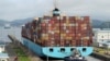 Контейнеровоз проходит Панамский канал, август 2024